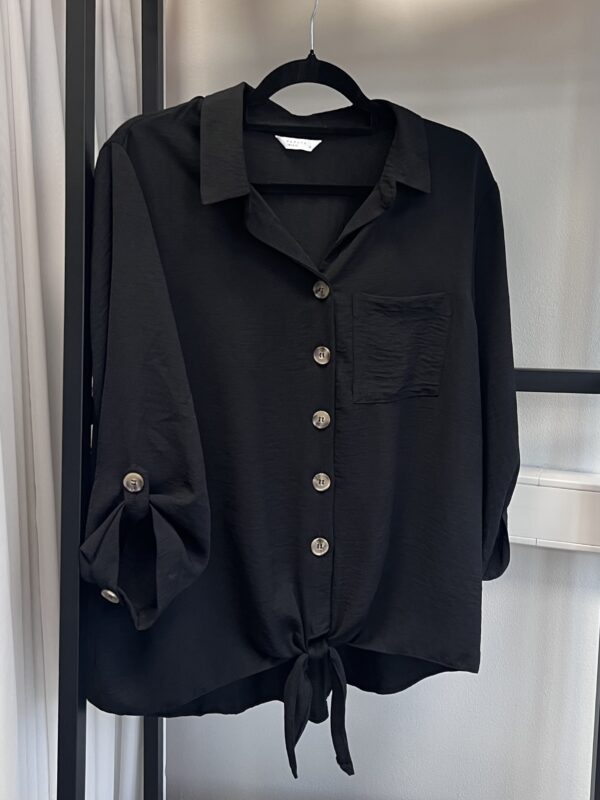 Must nööpidega pluus lipsuga (Papaya, EU 46)